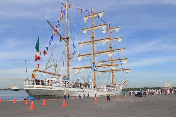 Navío Cuauhtémoc, de la Armada Mexicana. (Foto Prensa Libre: Carlos Paredes)