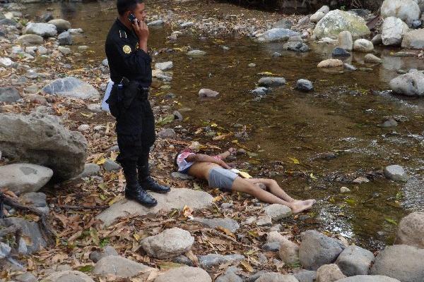 El cadáver quedó  a la orilla de un  río.