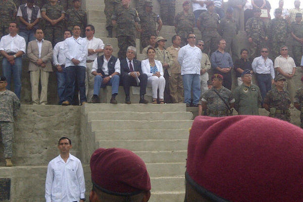 Vicepresidente Rafael Espada ascendió a los militares: el binomio electo fue invitado. (Foto Prensa Libre: Geovanni Contreras)