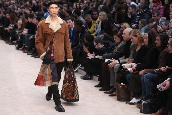 Bolsos masculinos surgen en la semana de moda londinense. (Foto Prensa libre: AP)