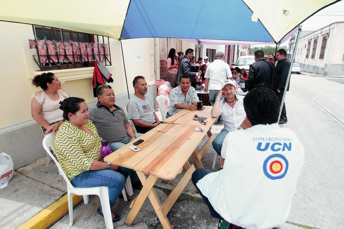 Representantes de partidos llegaron con cuatro días de antelación, en espera de ser los primeros en inscribir a sus candidatos a la presidencia. (Foto Prensa Libre: Hemeroteca PL)