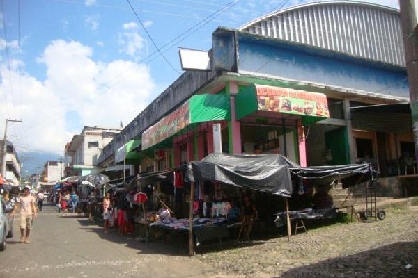 Debido a que el edificio del mercado está dañado y la Municipalidad no construye otro, los comerciantes se instalan  en  las calles.