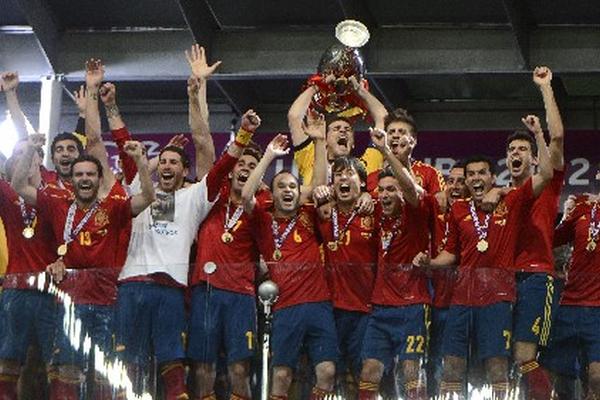 La selección española es la primera selección europea que gana dos veces consecutivas la Eurocopa. (Foto Prensa Libre: AFP)