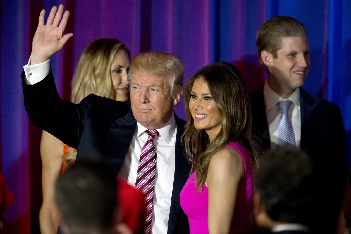 Melania Trump -derecha- niega dificultades para obtener ciudadanía en EE. UU. (Foto Prensa Libre: AP)