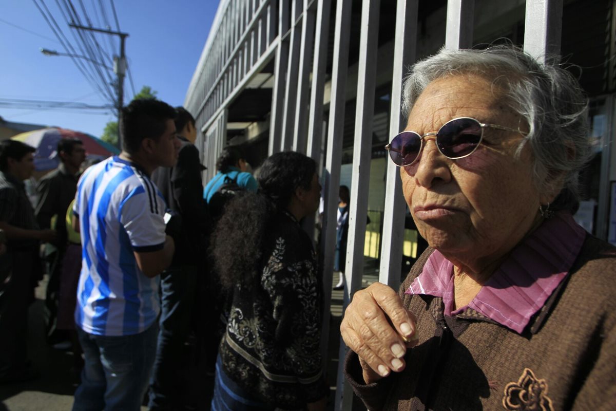 Pacientes del Hospital San Juan de Dios manifestaron hoy su malestar por el cierre de la consulta externa (Foto Prensa Libre: Edwin Bercián)