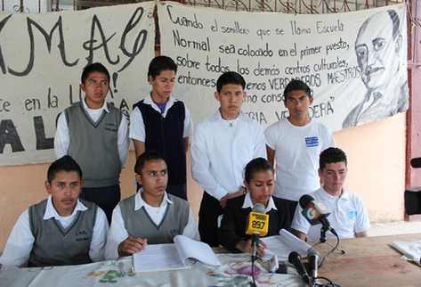 Los estudiantes dieron una conferencia en la que indicaron que continua su oposición al cambio de pensum. (Foto Prensa Libre: Mike Castillo)