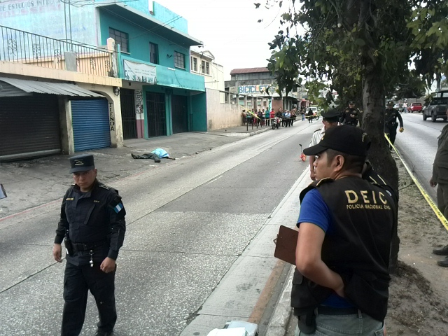 Un trabajador de una chatarrera fue ultimado en Mixco. (Foto Prensa Libre: Estuardo Paredes)