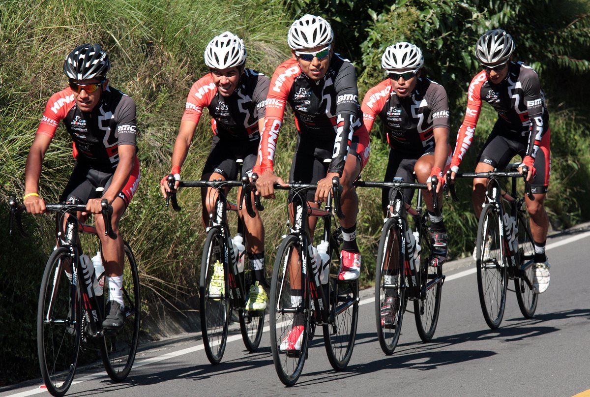 Los ciclistas recorren la carretera, en La Esperanza, Quetzaltenango. (Foto Prensa Libre: Carlos Ventura)