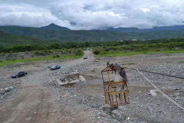 LA comuna colocó una canasta metálica que cuelga de lazos,  para que la gente cruce el río.