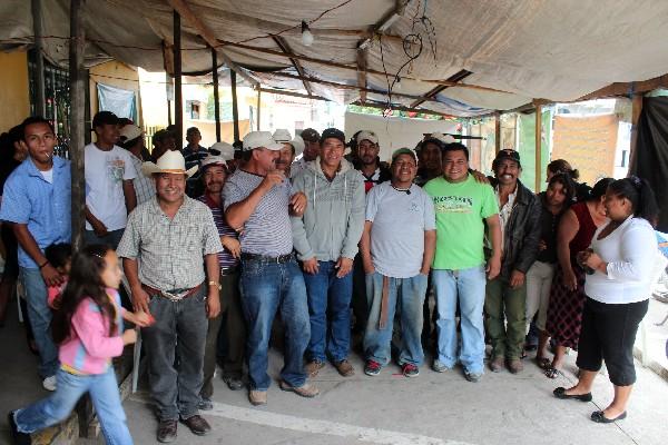 Trabajadores despedidos   permanecen afuera de la comuna.