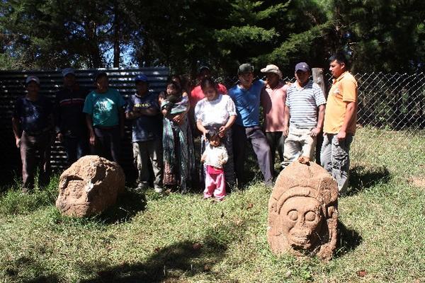 Pobladores, junto a  dos piezas, supuestamente mayas, en    San Martín Jilotepeque.