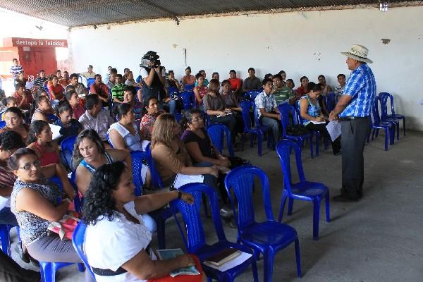 Directores se  reúnen   en un instituto.