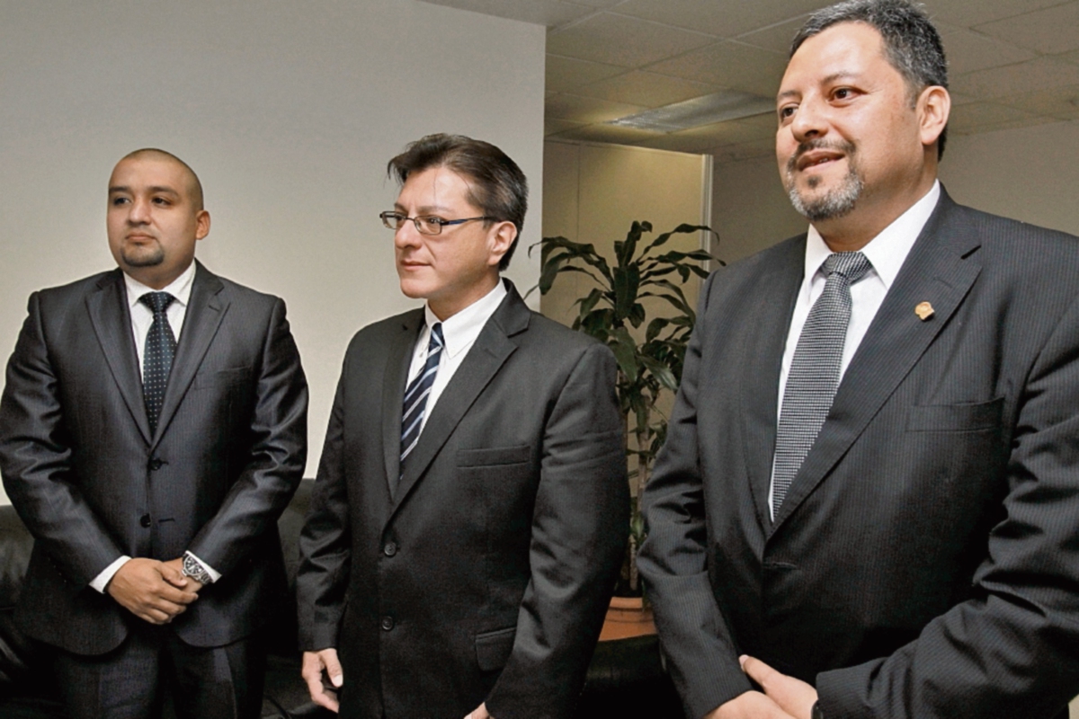 Juan Francisco Solórzano, Álex Toro Maldonado y Jorge Vielman presentaron sus planes de trabajo. (Foto Prensa Libre: ESTUARDO PAREDES)