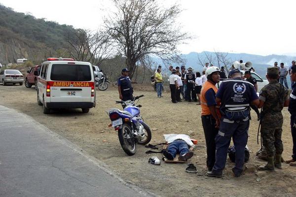 Los cuerpos de socorro permanecen en el lugar donde los hermanos fueron embestidos por el camión. (Foto Prensa Libre: Hugo Oliva)<br _mce_bogus="1"/>