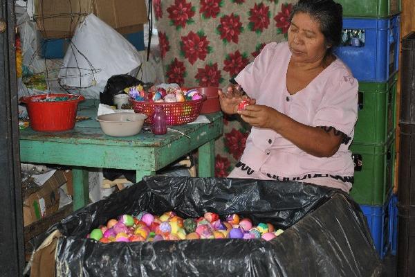 Juana Menchú prepara material para celebrar  carnaval.