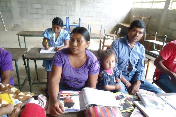 Muchas mujeres, en su interés por aprender, acuden  con sus hijos  a los programas de alfabetización de Conalfa.