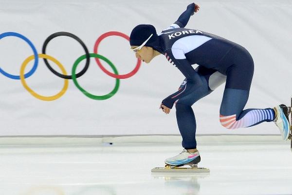 La surcoreana Lee Sang-Hwa se proclamó campeona e impuso récord en patinaje en juegos de Sochi. (Foto: Prensa Libre: AFP)