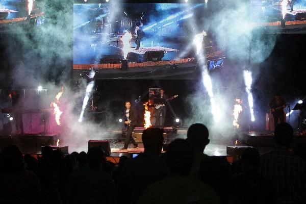 el puertorriqueño Álex Zurdo interpreta una de sus canciones durante el Explo Music Fest.