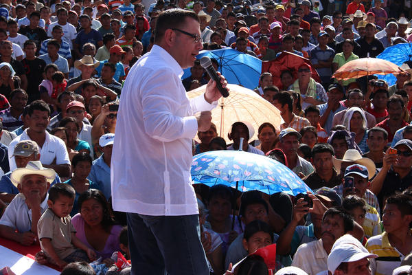 Manuel Baldizón, precandidato presidencial de Líder, envió su mensaje navideño en San Luis, Petén. (Foto Prensa Libre: Archivo)<br _mce_bogus="1"/>