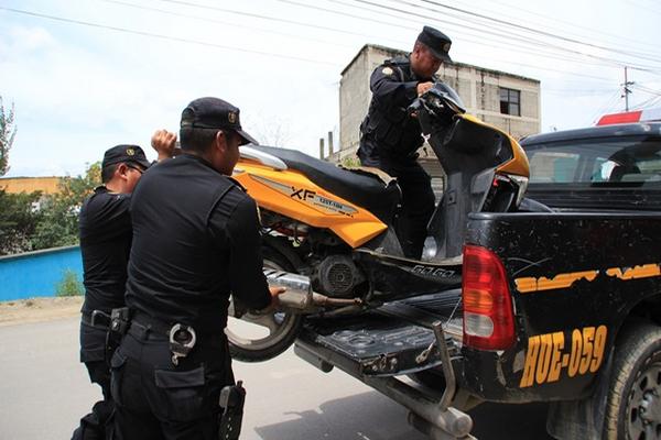 Según las  autoridades, en la cabecera de Huehuetenango operan al menos  seis bandas. En la fotografía, decomiso de motos robadas en un cateo  reciente. (Foto Prensa Libre: Mike Castillo)