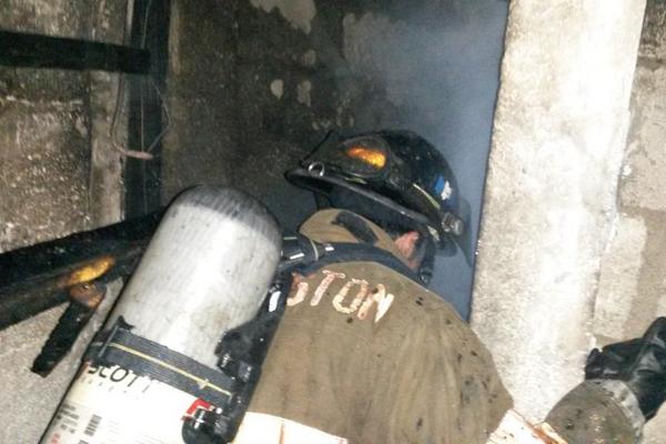 El fuego consumió una vivienda en la colonia La Verbena, zona 7, donde Bomberos Voluntarios, después de controlar el fuego, confirmaron que un niño había muerto calcinado, atrapado en el inmueble.