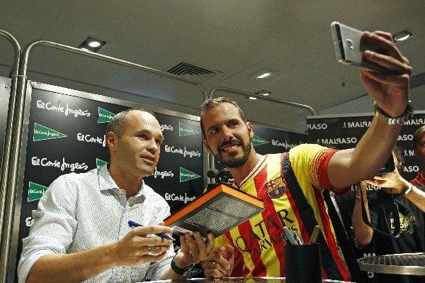 Andrés Iniesta presentó su libro donde relata la historia de vida. (Foto Prensa Libre: EFE).