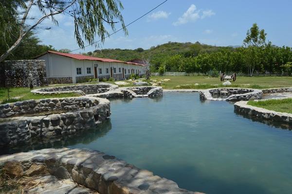 Una vena de volcán provee de agua las piscinas del sitio turístico Santa Marta. (Foto Prensa Libre: Víctor Guzmán)