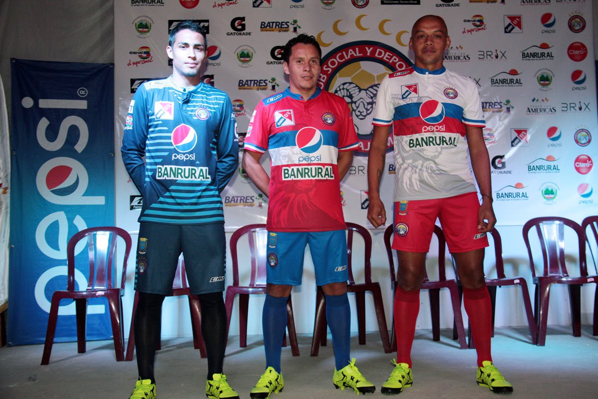 Julio Estacuy -Centro-, presentá el uniforme de local, mientras que Luis Martínez y Juan Baena presentaron los uniformes para visita. (Foto Prensa Libre: Carlos Ventura)