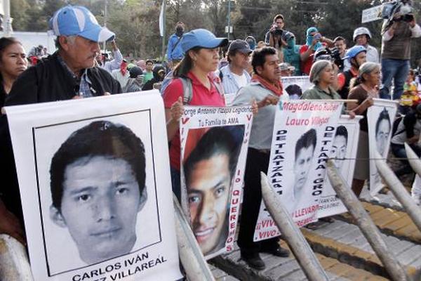 Manifestantes reclaman en Ciudad de México por la desaparición de 43 estudiantes. (Foto Prensa Libre: AFP)