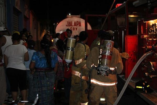 Socorristas trabajan en el lugar donde ocurrió el incendio, en Jalapa. (Foto Prensa Libre: Hugo Oliva) <br _mce_bogus="1"/>