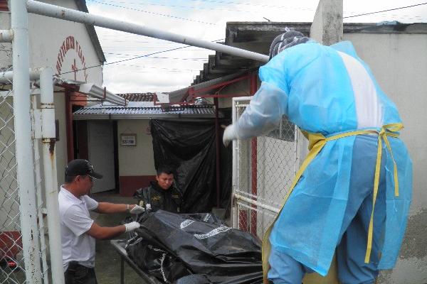 Los cadáveres son ingresados a la morgue.