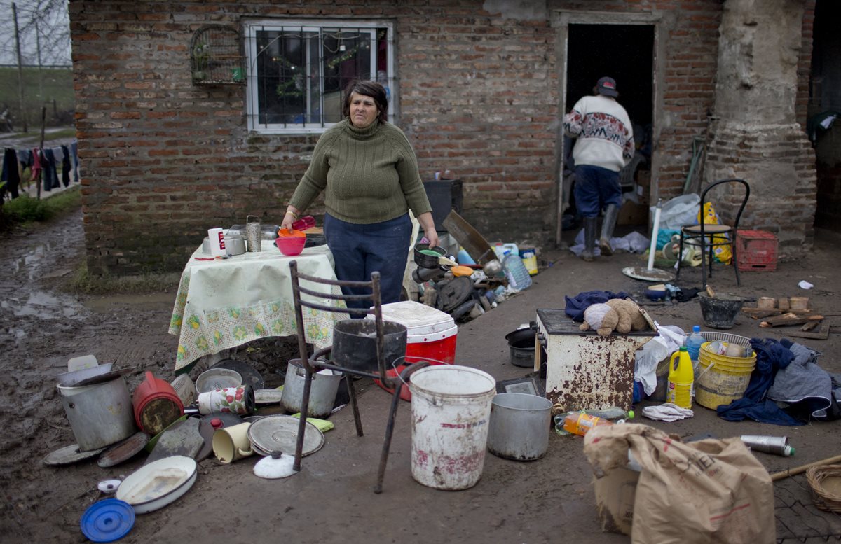 <em>Las fuertes inundaciones provocadas por la corriente de El Niño y los vientos del sudeste que contribuyeron a la crecida de los ríos. (Foto Prensa Libre: AP).</em>