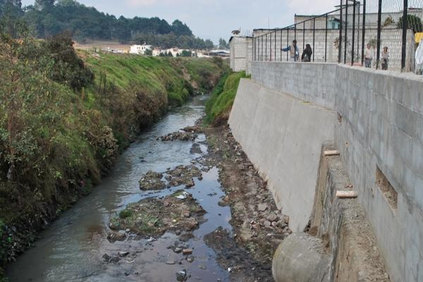 Muro construido con el apoyo de Barrios más Seguros en un zanjón del río Bolas, en Xelajú. (Foto Prensa Libre: Alejandra Martínez)