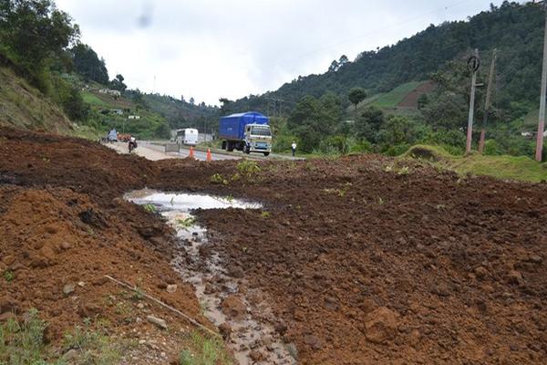 Trabajadores de Caminos quitan el material que se halla en dos carriles de la ruta Interamericana a causa de un derrumbe, en el kilómetro 128. (Foto Prensa Libre: Édgar René Sáenz)<br _mce_bogus="1"/>