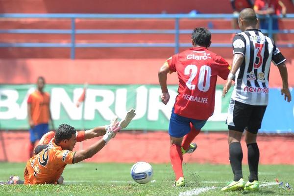 El portero José Calderón no puede evitar el gol de Carlos Ruiz, quien lo venció en tres ocasiones. (Foto Prensa Libre: Francisco Sánchez)