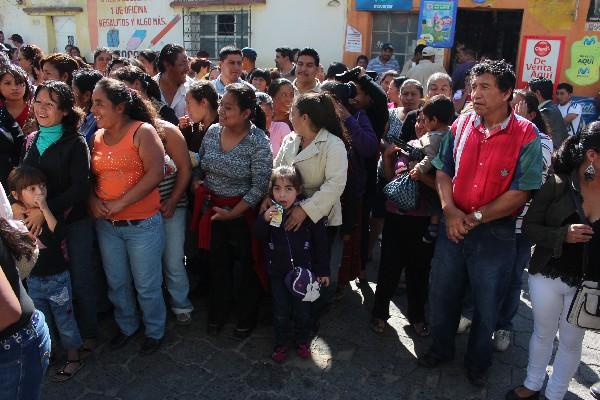 Padres  de  familia,  durante  la protesta  de ayer,  frente  a la  Dirección  Departamental   de Educación.