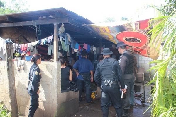 Agentes de la PNC investigan en la vivienda donde se encontró la marihuana y fueron capturados dos hombres, en Barberena, Santa Rosa: (Foto Prensa Libre: Oswaldo Cardona). <br _mce_bogus="1"/>