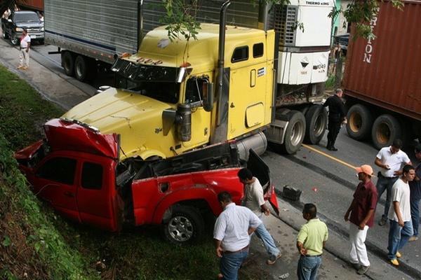 Un tráiler y un picop protagonizaron un accidente de tránsito en la ruta al Atlántico, en jurisdicción de Morales, Izabal. Una persona falleció. (Foto Prensa Libre: Edwin Perdomo)<br _mce_bogus="1"/>