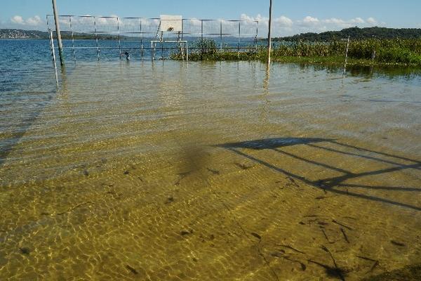 La subida del lago Petén Itzá mantiene anegada una cancha polideportiva en el barrio Playa Blanca, San Benito.