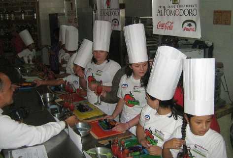 Menores, durante curso culinario, en Huehuetenango.