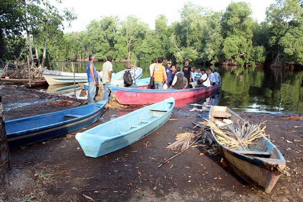 Pescadores permanecen  en el estero de la aldea El Chico, donde fue cerrada la bocabarra. (Foto Prensa Libre: Rolando Miranda)