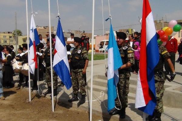 La bandera nacional fue izada el miércoles último en Chiclayo, que junto a Lima es las subsede de los juegos. (Foto Prensa Libre: cortesÍa COG)