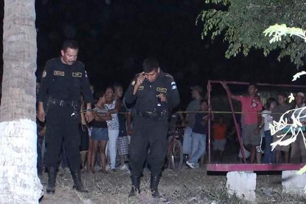 Agentes de la Policía observan el sitio donde fue ultimado el presunto delincuente. (Foto Prensa Libre: Felipe Guzmán)<br _mce_bogus="1"/>