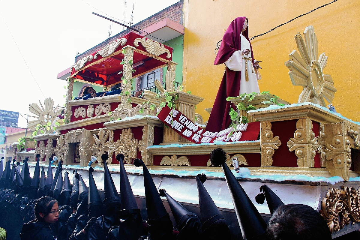 Devotos de Santa Cruz del Quich llevan en hombros al Se or Sepultado