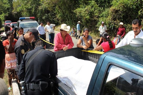 Las dos víctimas era llevadas a un centro asistencial en un vehículo particular, pero murieron en el camino. (Foto Prensa Libre: Óscar González)<br _mce_bogus="1"/>