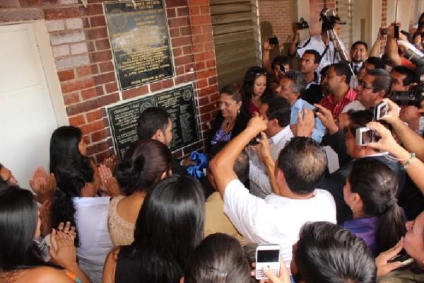 Autoridades en la inauguración del centro.