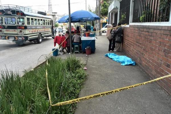 El piloto de bus no quiso parar cerca del Hospital Roosevelt. (Foto Prensa Libre: Estuardo Paredes)