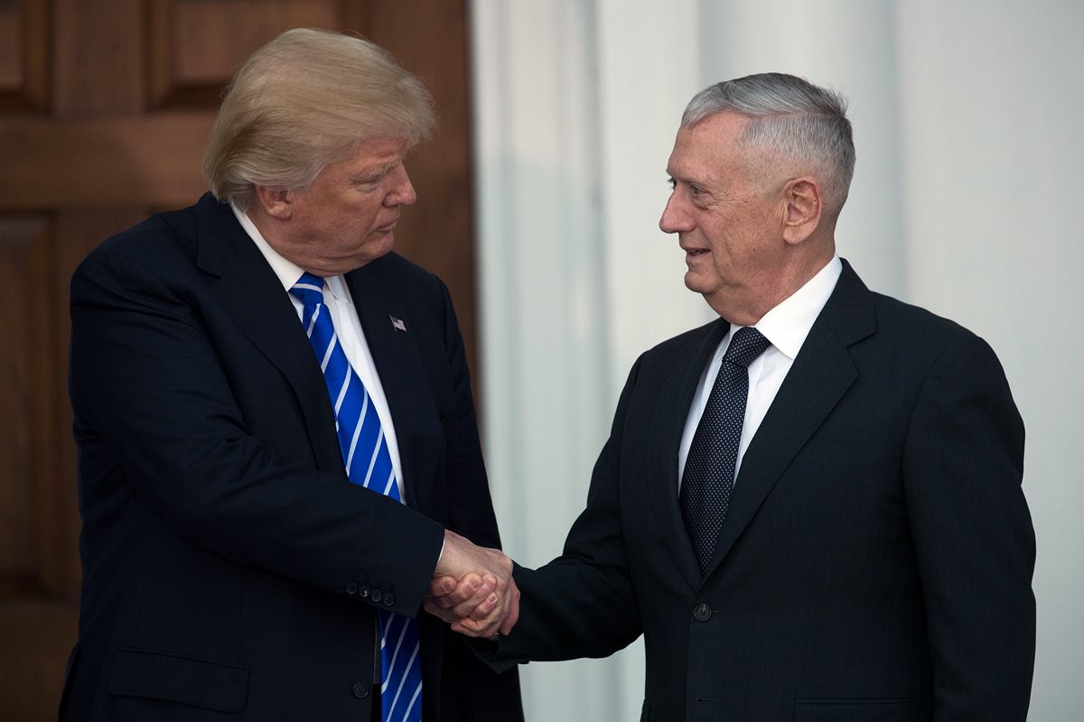 Donald Trump estrecha la mano del general James Mattis, quien será jefe del Pentágono. (Foto Prensa Libre: AFP).