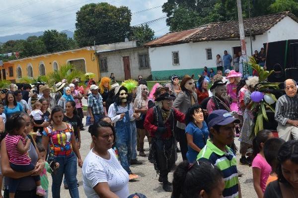 Un grupo de integrantes del Convite de Viejitos hace su presentación en una de las calles de Santa Rosa de Lima. (Foto Prensa Libre: Oswaldo Cardona). <br _mce_bogus="1"/>