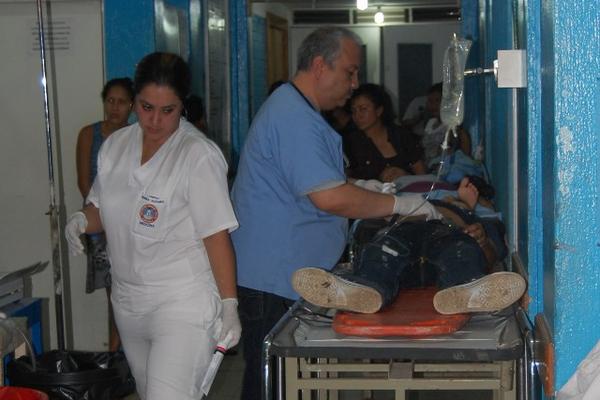 Los dos menores baleados son ingresados en el Hospital Regional de Coatepeque. (Foto Prensa Libre, Alexander Coyoy)<br _mce_bogus="1"/>